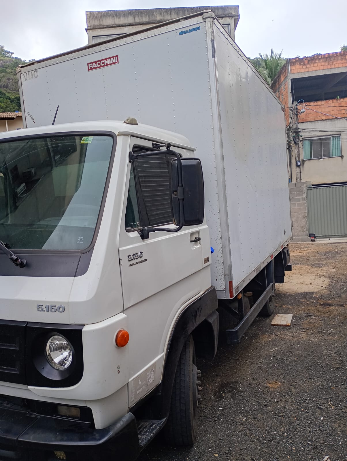 Caminhão baú Volkswagen 5.150 branco estacionado